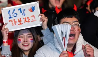 游泳杯赛上演强强对话，粤西猎隼队逆转云贵银狐队，团队配合流畅；经验成为胜负手